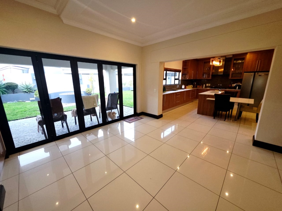 6 Bedroom Property for Sale in Sandown Western Cape